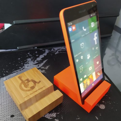 3D stojánek na mobil dřevěný Abethandicap